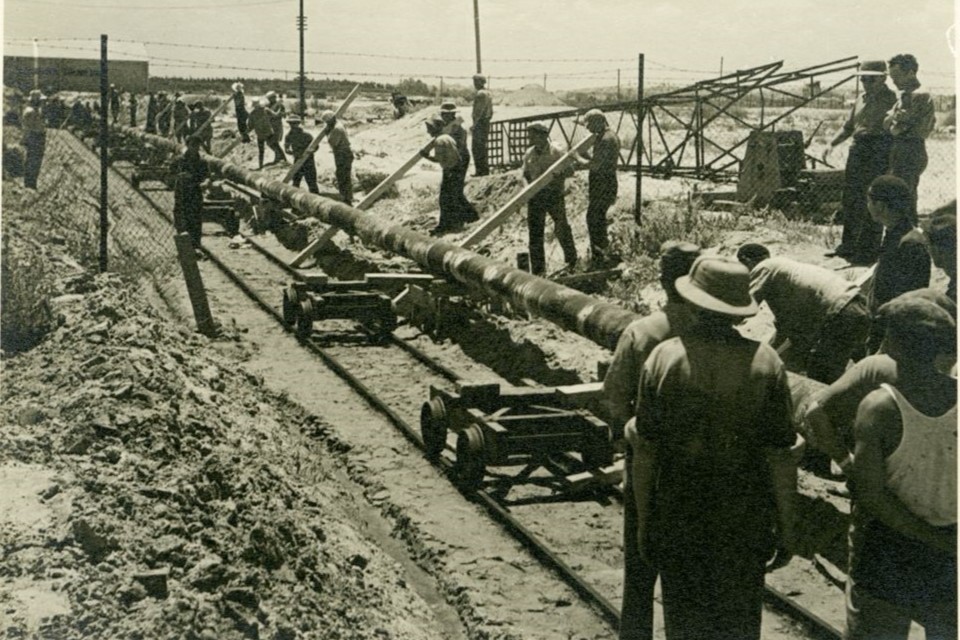 הנחת צינור דלק תת-ימי לתחנת הכוח רדינג, יוני 1948 (צילום: חברת החשמל)