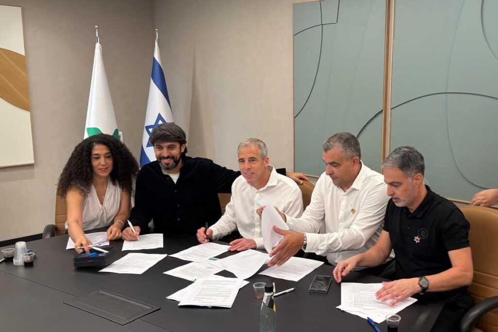 מעמד החתימה על ההסכם הקיבוצי בחברת אגד (צילום: דוברות ההסתדרות) מעמד החתימה על ההסכם הקיבוצי בחברת אגד (צילום: דוברות ההסתדרות)