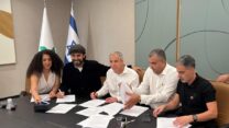 מעמד החתימה על ההסכם הקיבוצי בחברת אגד (צילום: דוברות ההסתדרות)