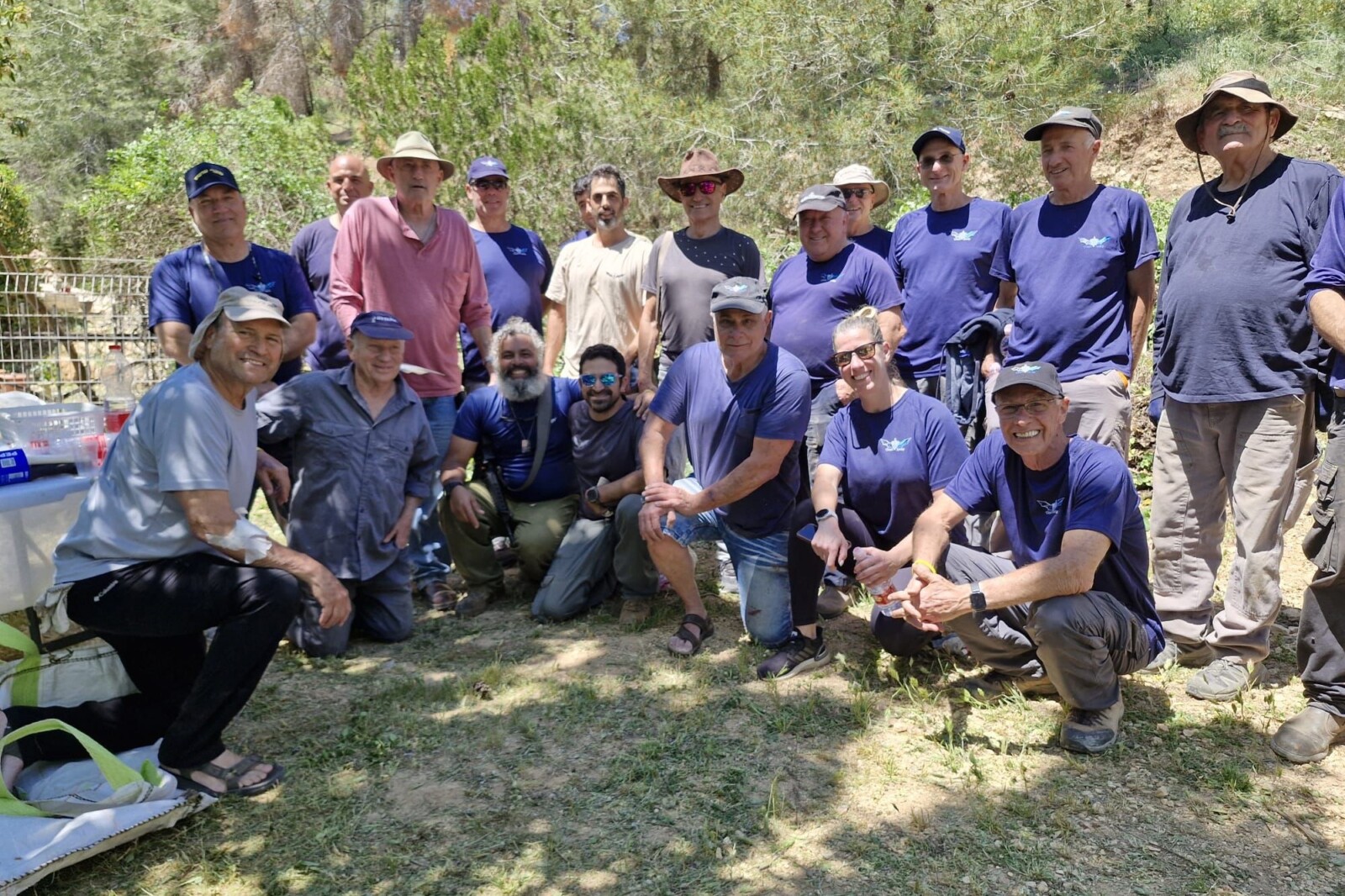 עטלפים ומתנדבים נוספים שהגיעו לנקות את בית העלמין במנרה. "יצא קול קורא והגיעו מזקן ועד טף״ (צילום: מיקי אהרוני)