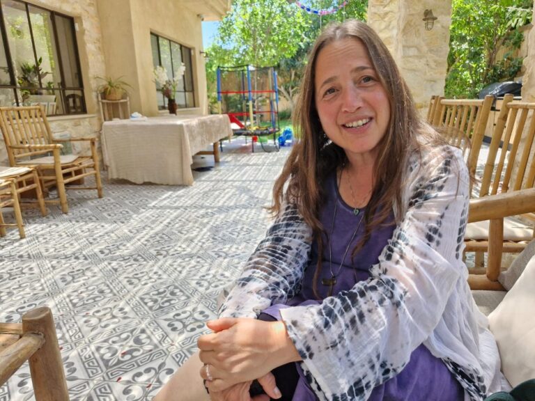 אפרת גורן שקד. "היה לי חשוב לבוא למקום שייתן לי אנרגיה וכוח להעביר את הימים האלה בלעדיו" (צילום: הדס יום טוב)