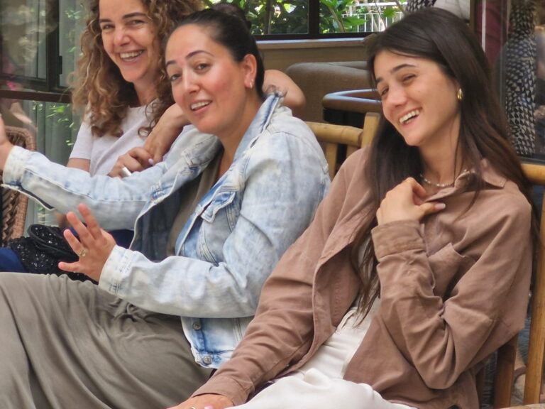 "תצחקו עכשיו, כי עוד כמה שעות לא יהיה לגיטימי מצדינו, האלמנות, לצחוק" (צילום: הדס יום טוב)