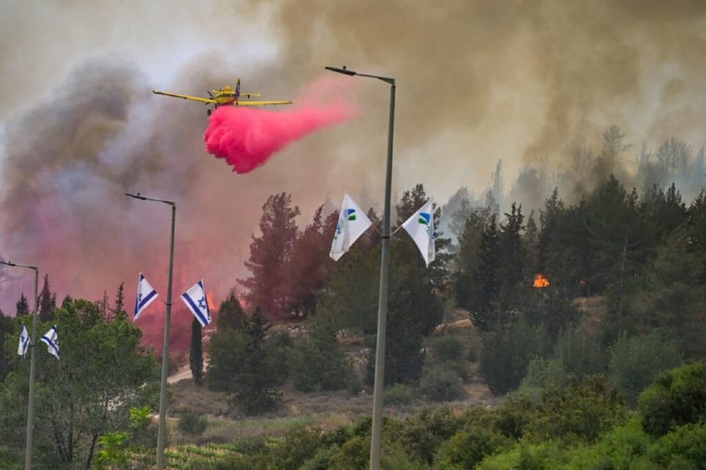מטוס כיבוי מעל השריפה בהרי ירושלים (צילום: כבאות והצלה מחוז ירושלים)