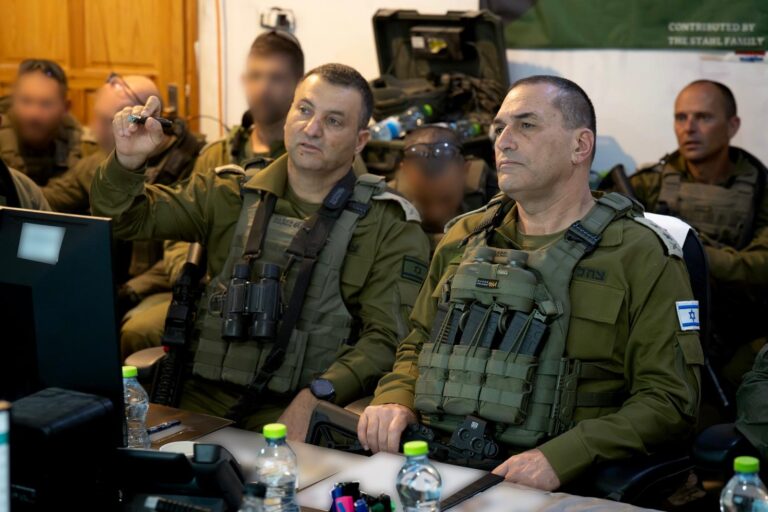 הרמטכ"ל אייל זמיר ואלוף פיקוד דרום אבי בלוט בהערכת מצב בדרום רצועת עזה (צילום: דובר צה"ל)