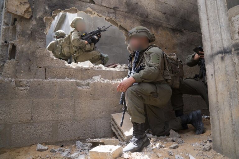 לוחמי גבעתי בשכונת שאבורה ברפיח (צילום: דובר צה"ל)