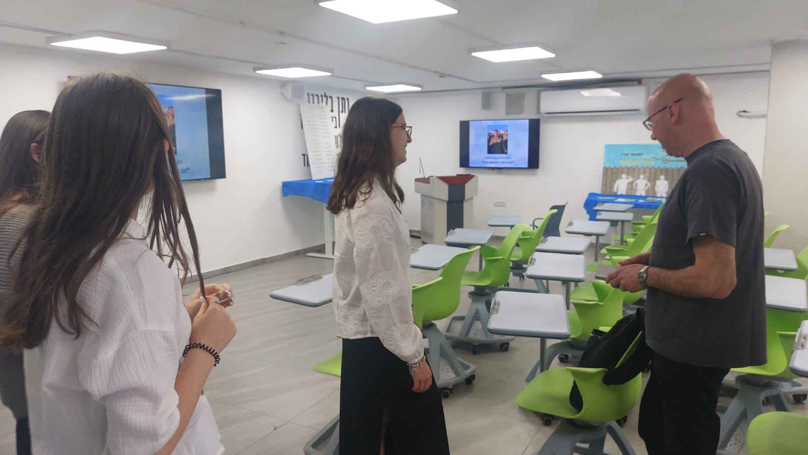 אלכס מלייב נפגש עם התלמידות שהכינו את העבודה (צילום: מיכל מרנץ)