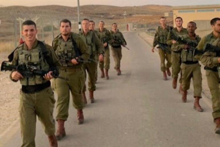 יוסף איתמר ברוכים בשירות הצבאי. במחברת הפיקוד שלו מצאה המשפחה את ההערה: "לא לפחד מדרגות גבוהות. אני יודע מה אני רוצה" (צילום: אלבום פרטי)