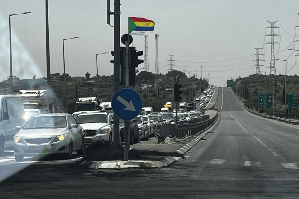 הדגל הדרוזי מונף במחאה בצומת אעבלין (צילום: אורן דגן)