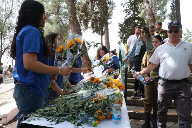 הנחת זרים בבית העלמין בראש פינה (צילום: דוד טברסקי) 