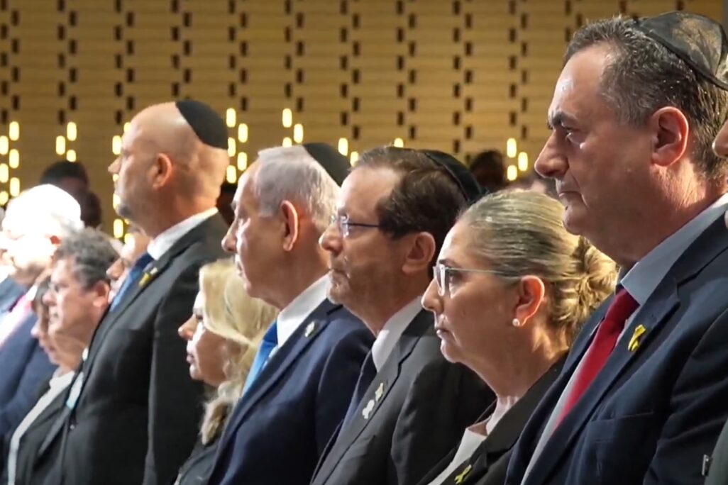 שר הביטחון ישראל כ"ץ (מימין), רעיית הנשיא מיכל הרצוג, הנשיא יצחק הרצוג, ראש הממשלה בנימין נתניהו, יו"ר הכנסת אמיר אוחנה ונשיא בית המשפט העליון יצחק עמית בטקס יום הזיכרון לחללי מערכות ישראל בהר הרצל, יום הזיכרון תשפ"ה