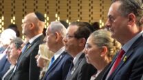 שר הביטחון ישראל כ"ץ (מימין), רעיית הנשיא מיכל הרצוג, הנשיא יצחק הרצוג, ראש הממשלה בנימין נתניהו, יו"ר הכנסת אמיר אוחנה ונשיא בית המשפט העליון יצחק עמית בטקס יום הזיכרון לחללי מערכות ישראל בהר הרצל, יום הזיכרון תשפ"ה