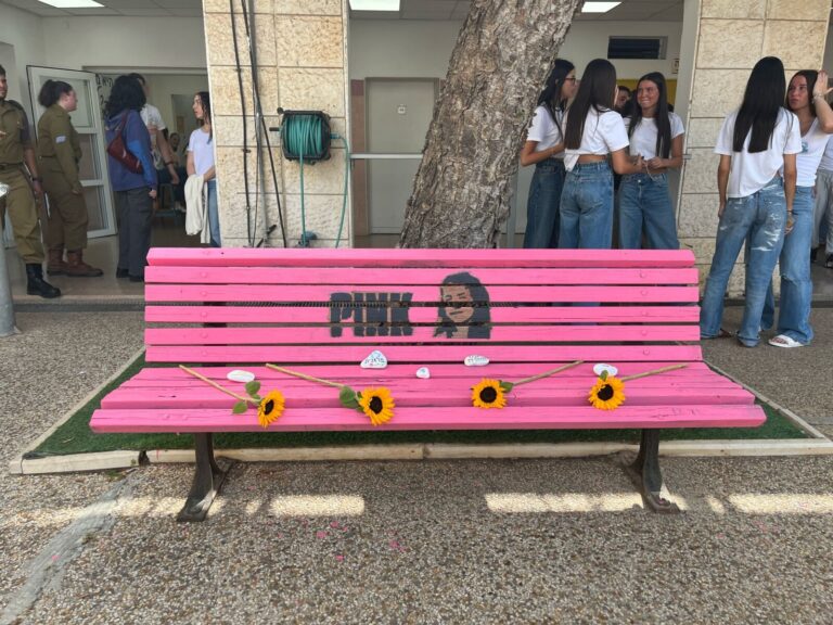 ספסל לזכרה של ענבר היימן בתיכון שבו למדה בפתח תקווה (צילום: אמיתי פרץ)