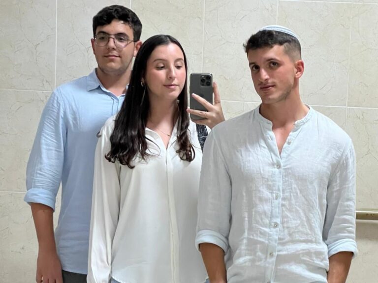יוסף איתמר ברוכים עם שני אחיו, ענבל ונדב. "איתמר היה הסנדוויץ', הדבק" (צילום: אלבום פרטי)