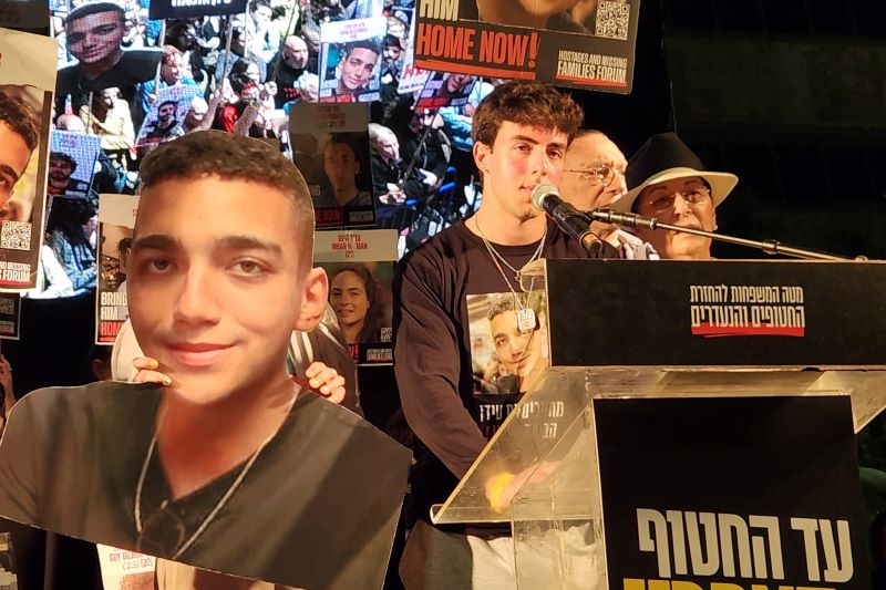 עמית, חבר טוב של החטוף עידן אלכסנדר, בכיכר החטופים בתל אביב (צילום: מרסלו שניידמן) עמית, חבר טוב של החטוף עידן אלכסנדר, בכיכר החטופים בתל אביב (צילום: מרסלו שניידמן)
