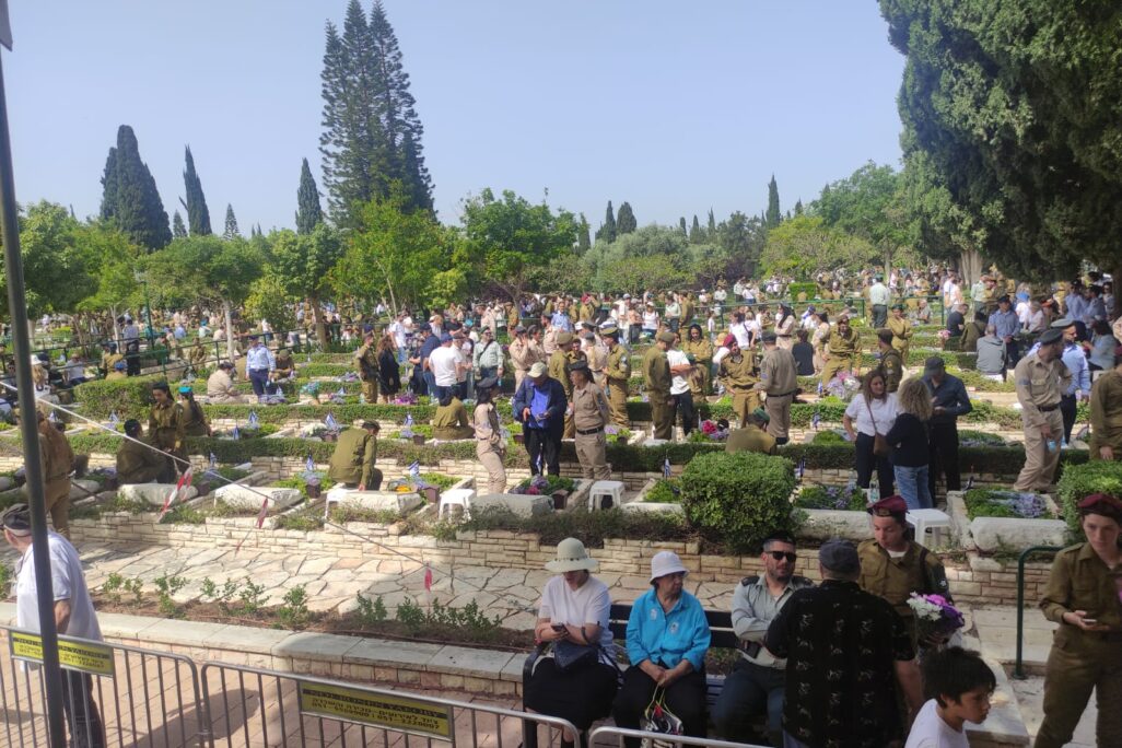 טקס יום הזיכרון בבית העלמין בקריית שאול (צילום: ניצן צבי כהן) טקס יום הזיכרון בבית העלמין בקריית שאול (צילום: ניצן צבי כהן)