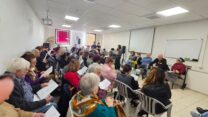שורדי ושורדות שואה במפגש עם שורד השבי לואיס הר (שני מימין) במועדון "עמך" בבאר שבע (צילום: באדיבות "עמך")