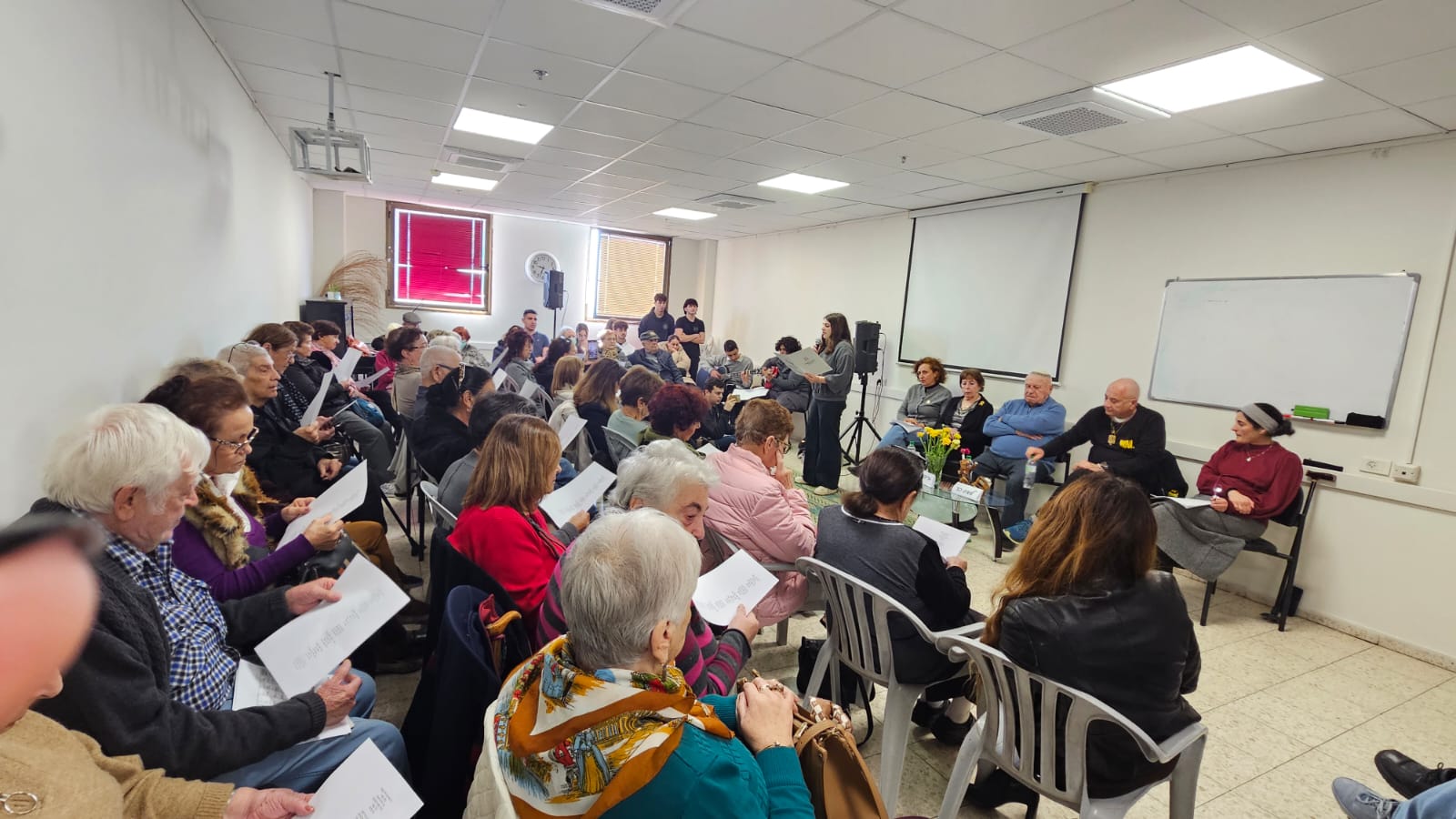 שורדי ושורדות שואה במפגש עם שורד השבי לואיס הר (שני מימין) במועדון "עמך" בבאר שבע (צילום: באדיבות "עמך")