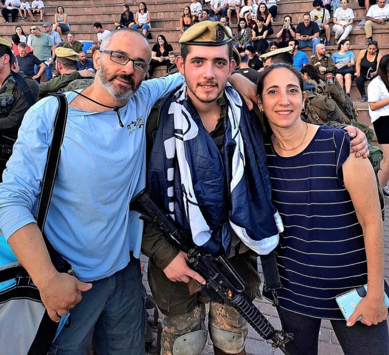 נטע ברעם עם הוריו. "ילדים כמו נטע ואיתי הולכים להיות לוחמים לא סתם" (צילום: אלבום פרטי)