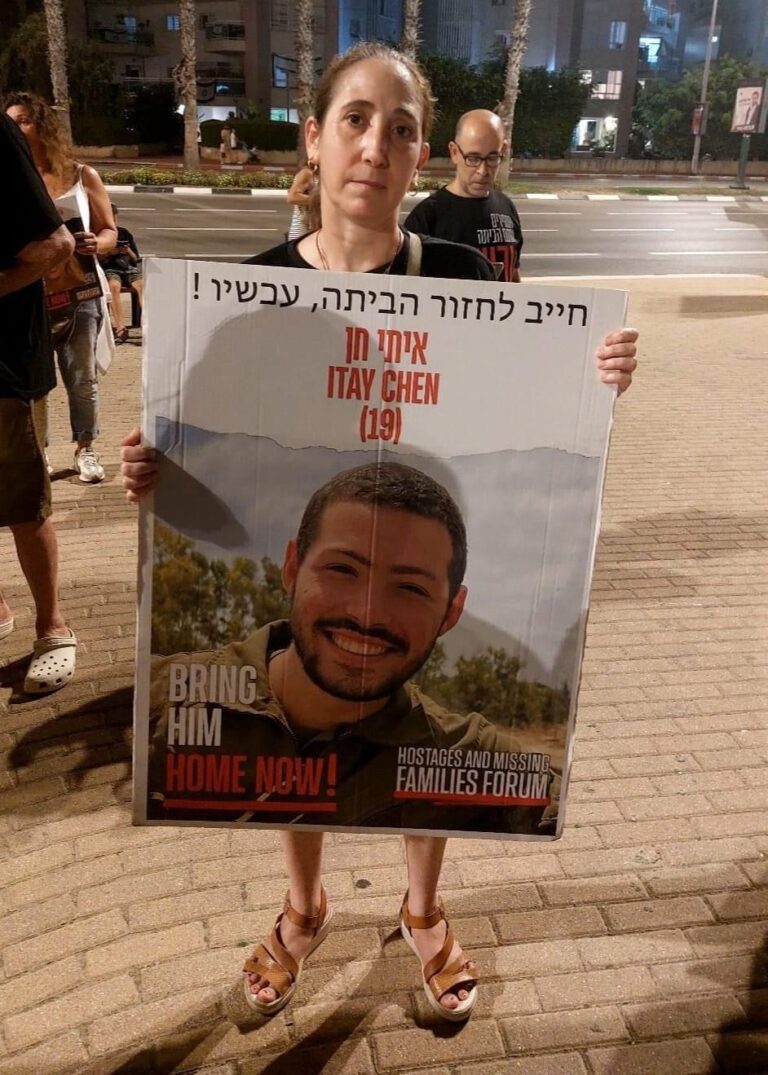 ברעם עם השלט (צילום: אלבום פרטי)