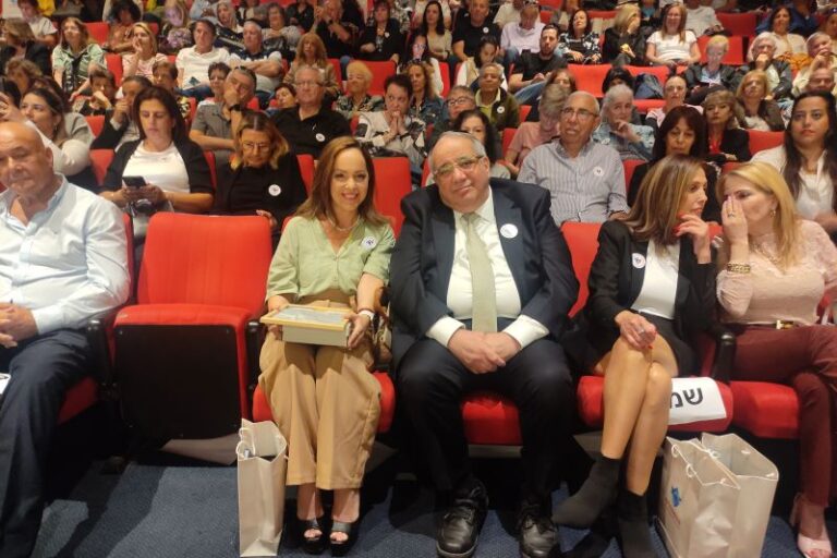 אות הוקרה ליקירי הגמלאים: יגאל גואטה (שלישי מימין) והילה קניסטר בר-דוד (צילום: ניצן צבי כהן)