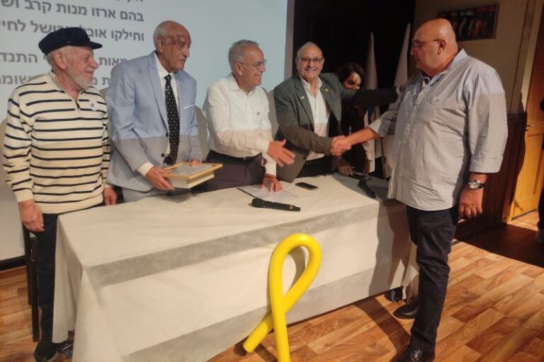 עו"ד אהוד סרפיאן (מימין) מנכ"ל הקרן לגמלאי המדינה בפנסיה תקציבית לוחץ את ידיהם של נשיאות ועדת האות: יו"ר הסתדרות הגמלאים, שמוליק מזרחי, יו"ר בינ"ה שלמה אביטן, יו"ר ועדת האות, רוני כהן ומנכ"ל הסתדרות הגמלאים, אפרים קורן (צילום: ניצן צבי כהן)