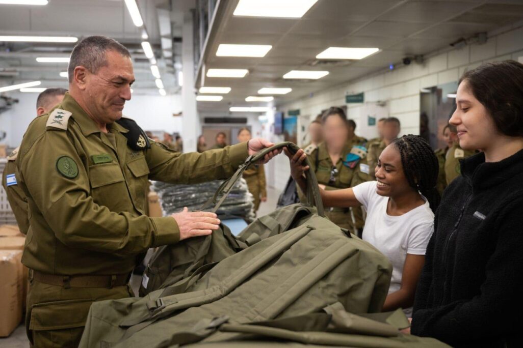 הרמטכ"ל, רב-אלוף אייל זמיר, בגיוס תצפיתניות (צילום: דובר צה"ל) הרמטכ"ל, רב-אלוף אייל זמיר, בגיוס תצפיתניות (צילום: דובר צה"ל)