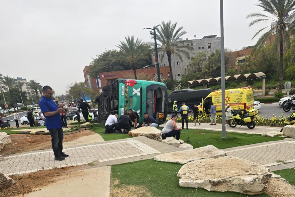 האוטובוס שהתהפך בראשון לציון (צילום: כבאות והצלה)