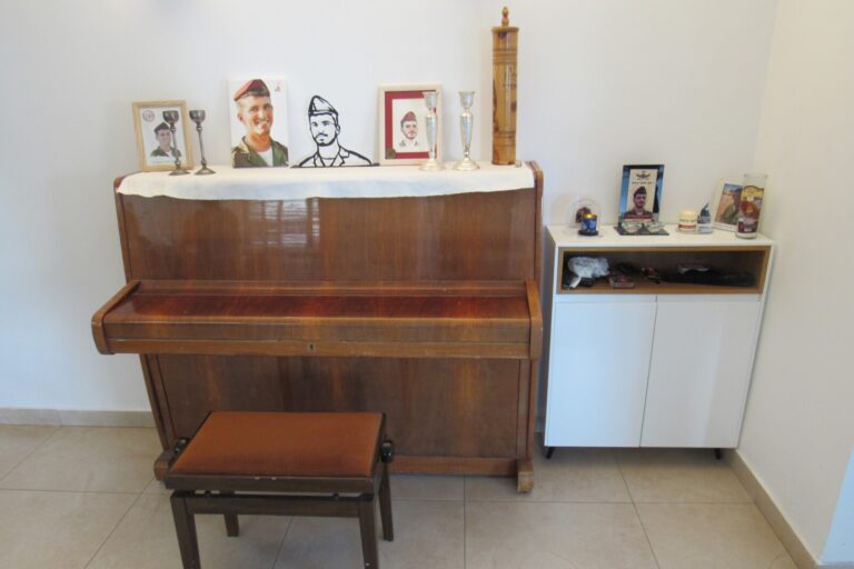 הפסנתר בבית משפחת ברוכים (צילום: ניצן צבי כהן)