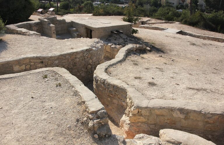 תעלות קשר ועמדה במתחם גבעת התחמושת (צילום: אביב יצחקי/ויקימדיה)