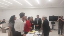 מזכ"לית הסתדרות המורים יפה בן דויד בהתייעצות עם עו"ד אורנה לין (מימין) המייצגת את הסתדרות המורים בדיון בבית הדין האזורי לעבודה תל אביב (צילום: מיכל מרנץ)