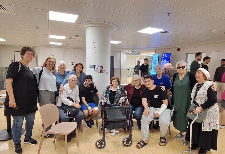 שורדות ושורדי שואה בביקור במחלקת השיקום בבית החולים שיבא. "היו ניצולים שבאו אלינו לא כדי לבקש עזרה. הם אמרו: 'איפה אנחנו יכולים לתת?'" (צילום: באדיבות "עמך")