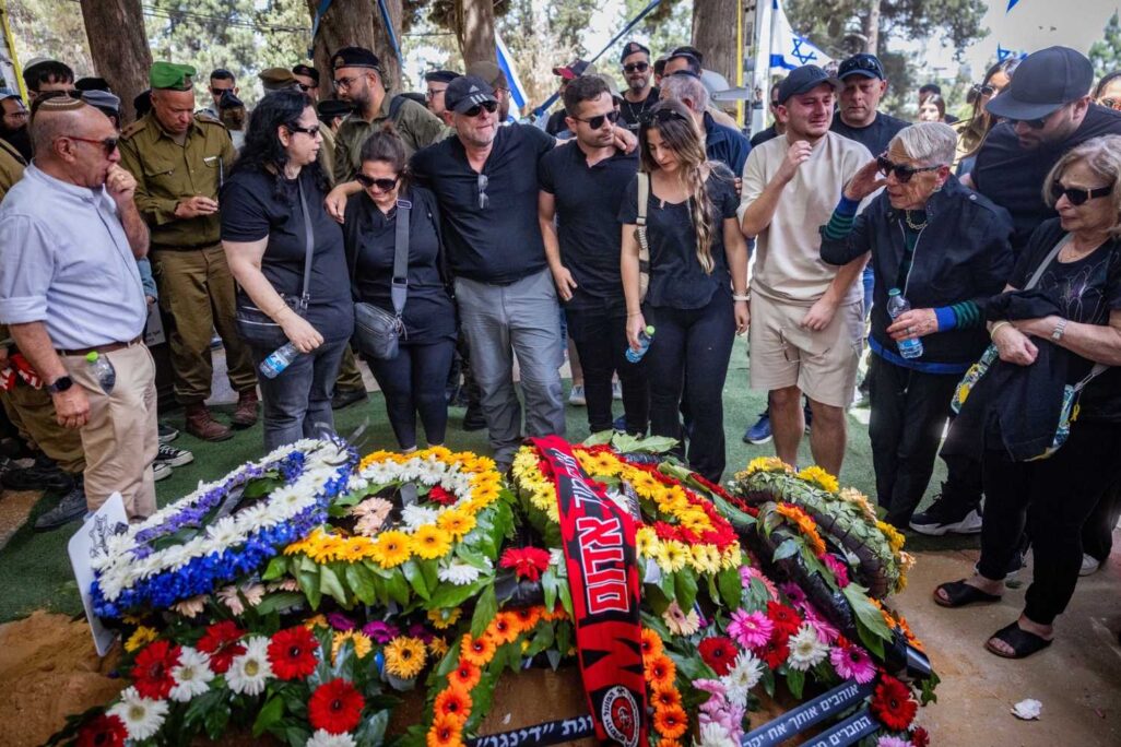 הלווייתו בהר הרצל של סרן עידו וולוך, שנפל בקרב ברצועת עזה (צילום: חיים גולדברג/ פלאש90) הלווייתו בהר הרצל של סרן עידו וולוך, שנפל בקרב ברצועת עזה (צילום: חיים גולדברג/ פלאש90)