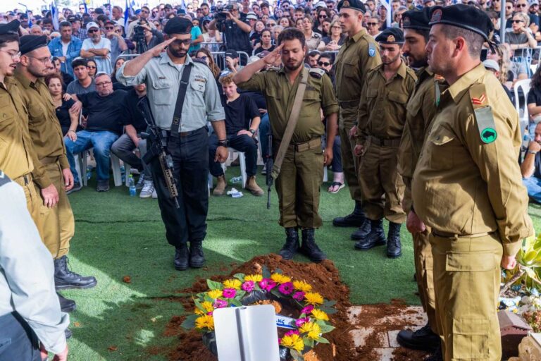 הלווייתו של רס"ר אסף כפרי שנפל בקרב ברצועת עזה (צילום: יוסי אלוני/ פלאש90)