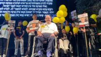 טל קופשרטיין, אביו של בר שנחטף מהנובה, בעצרת בכיכר החטופים לציון יום הולדת לבנו (צילום: יהל פרג׳)