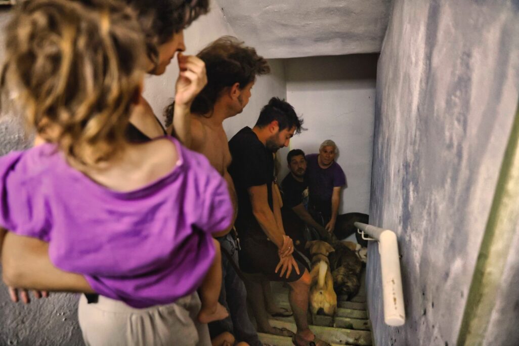 ישראלים תופסים מחסה בזמן אזעקה (צילום אילוסטרציה: יהושוע יוסף/ פלאש90)