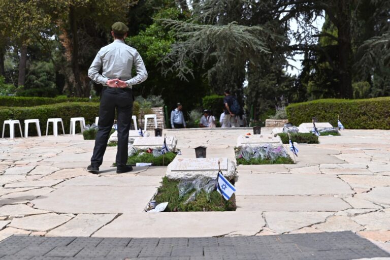 י' ליד קבר הצנחנית חביבה רייק (צילום: אור גואטה)