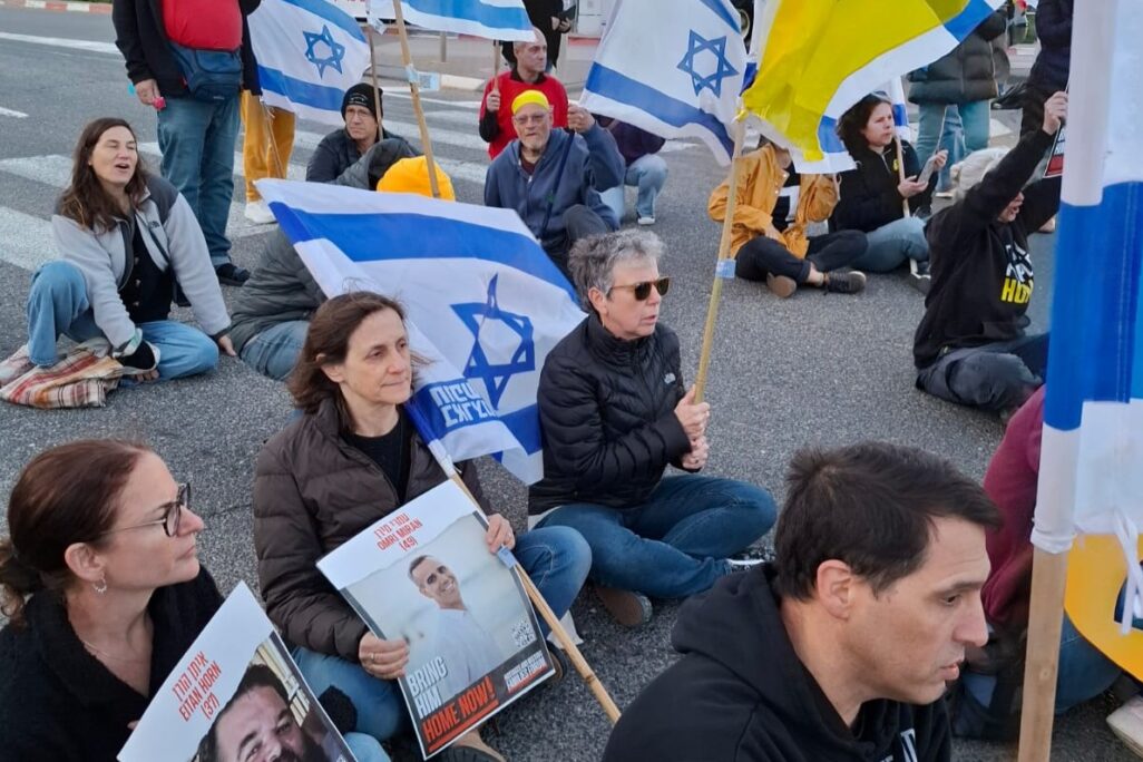 מוחים חוסמים את צומת הגומא (צילום: יהל קורלנדר) מוחים חוסמים את צומת הגומא (צילום: יהל קורלנדר)