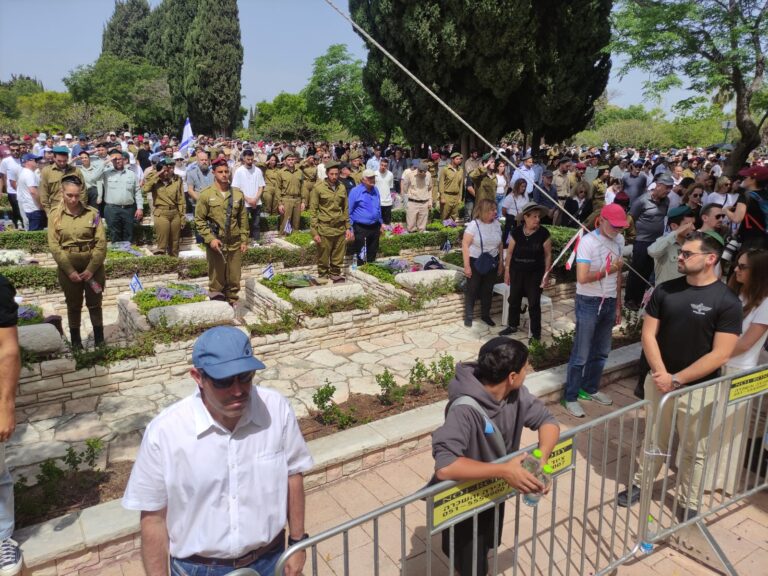 הטקס בבית העלמין בקריית שאול (צילום: ניצן צבי כהן)