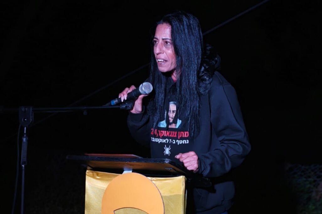 עינב צנגאוקר מול בית השר רון דרמר (צילום: רן מלמד)