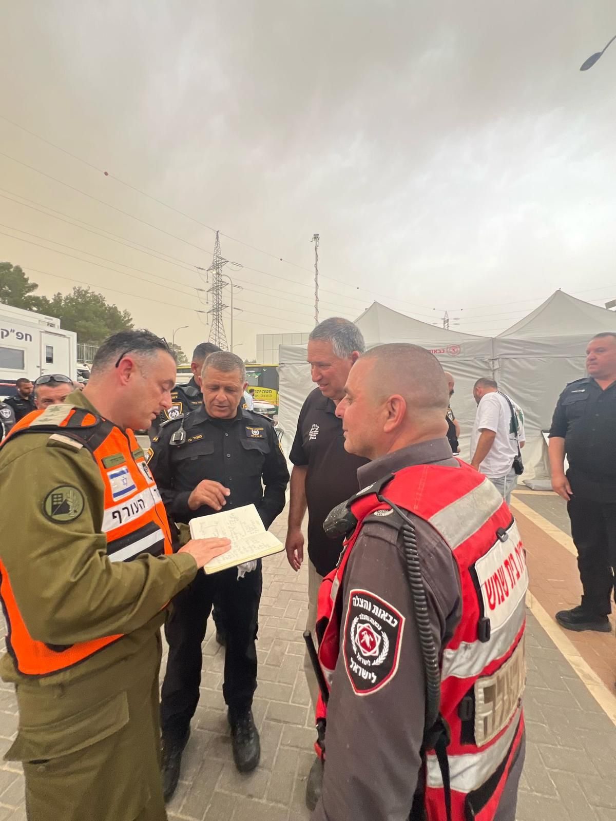 אלוף משנה בן דוד עם הכוחות בירושלים (צילום: פיקוד העורף)
