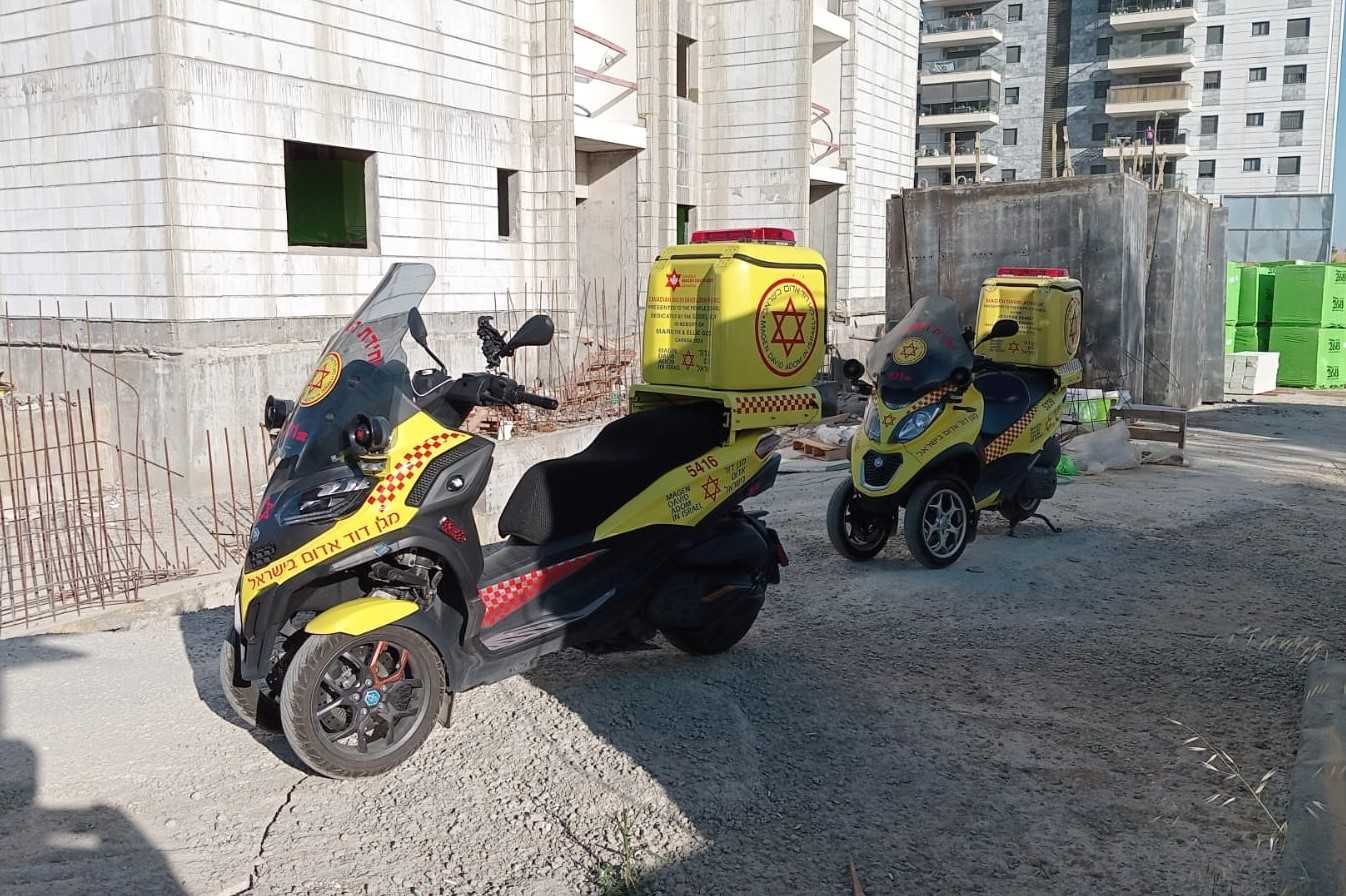 זירת הנפילה באתר הבנייה בנתיבות שבו נהרג עובד (צילום: דוברות מד"א)