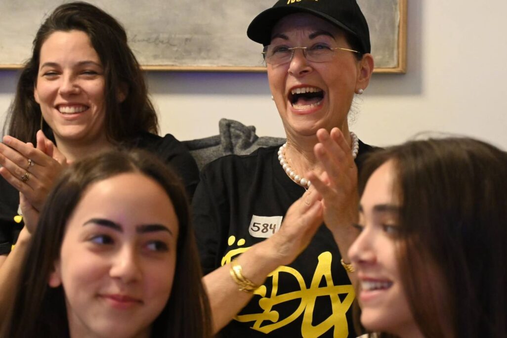 משפחת אלכסנדר עם קבלת העדכון על העברתו של עידן לידי הצלב האדום (צילום: פאולינה פטימר)