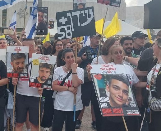 המונים צופים ברגעי השחרור של לוחם הגולני עידן אלכסנדר מהשבי בכיכר החטופים בת"א (צילום: מיכל מרנץ)