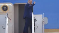 הנשיא דונלד טראמפ עולה למטוס במתקן צבאי במחוז מרילנד (צילום: AP)