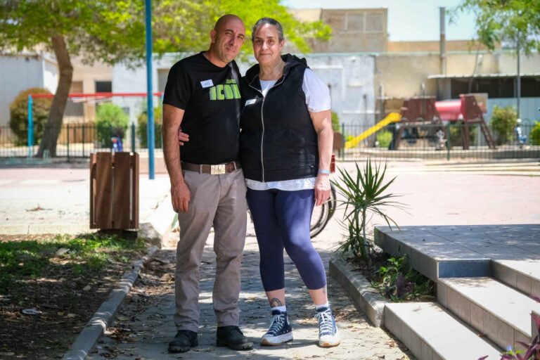 "החשש האמיתי זה ההתאקלמות בקהילה". מימין – רויטל ושלום אבקסיס (צילום: דוד טברסקי)