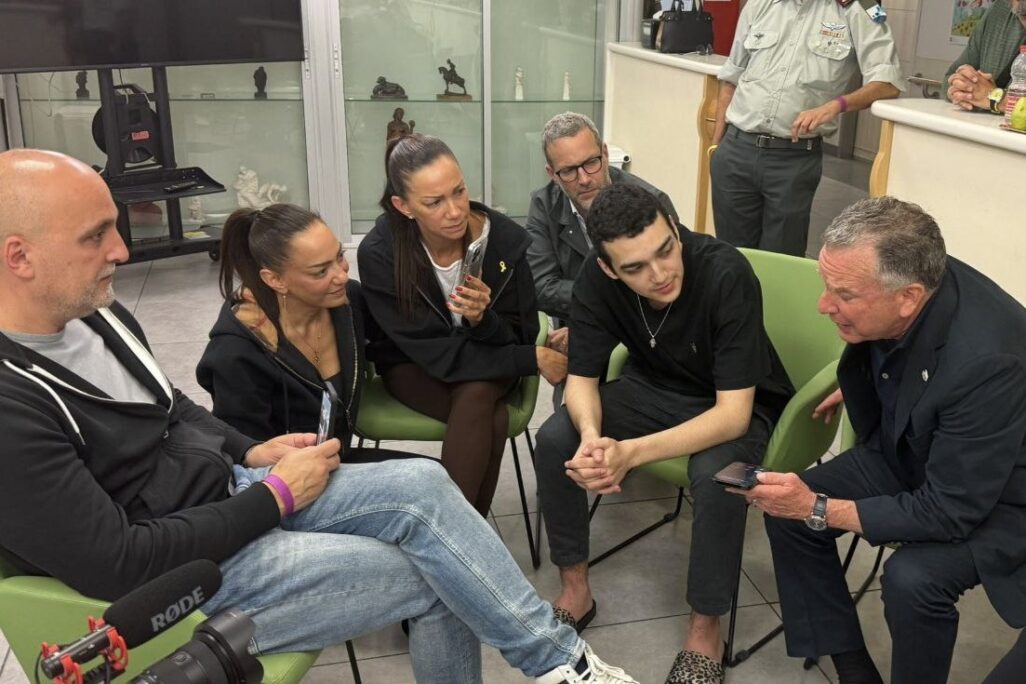 עידן אלכסנדר משוחח עם טראמפ בטלפון דרך שליחו של נשיא ארה"ב, סטיב ויטקוף (מימין) בבית החולים איכילוב. לצידם נמצאים אדם בוהלר ומשפחתו של עידן (צילום: דובר צה"ל)