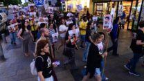בני משפחה וחברים של האחים זיו וגלי ברמן, המוחזקים בעזה, צועדים ברחובות תל אביב וקוראים לשחרורם משבי חמאס (צילום: תומר נויברג, פלאש90)