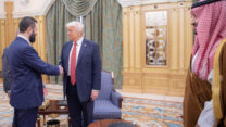 נשיא ארצות הברית דונלד טראמפ לוחץ את ידיו של נשיא סוריה אחמד א-שרע. מימן יורש העצר הסעודי מוחמד בן סלמאן (צילום: Bandar Al-Jaloud/Saudi Royal Court/Handout / Anadolu)