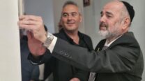 שר הרווחה יעקב מרגי וראש עיריית טירת כרמל דודו כהן קובעים מזוזה למרכז 'אלון' לטיפול בגברים במצבי משבר (צילום: הדס יום טוב)