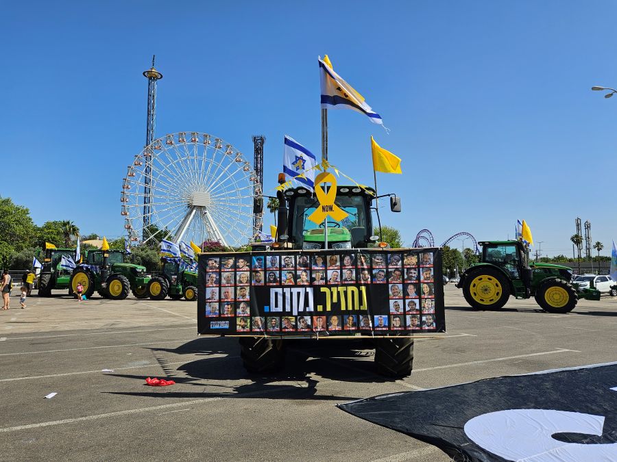 נחזיר. נקום. שי דיקמן: "מרגש לראות אותם כאן, אומרים בבירור – אנחנו ספגנו, ואנחנו גם אלה שנקים מחדש, אבל קודם כול נחזיר הביתה את כל החטופים" (צילום: מאיה רונן)